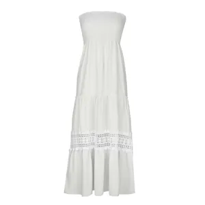 Vue détaillée de la robe longue bohème blanche sans bretelles avec dentelle élégante