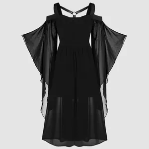 Vista trasera de vestido gótico negro de bruja con mangas acampanadas