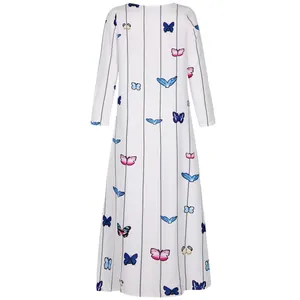Vue arrière d'une robe longue blanche à manches longues avec imprimé papillon et lignes verticales.
