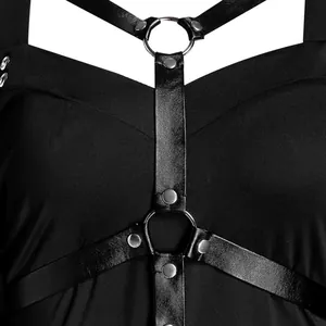 Detailoverzicht van gothic heksenjurk met zwart lederen harnas en zilveren metalen studs