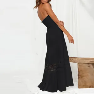 Vue latérale d'une élégante robe longue bohème bustier noire avec détails en dentelle.
