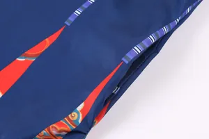 Nahaufnahme der Seitentasche und Stoffstruktur eines blauen Kleides mit Vintage-Print