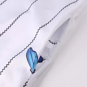 Détail d'une poche latérale sur une robe vintage à imprimé papillon et rayures
