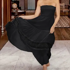 Robe longue bohème noire élégante sans manches avec patchwork de dentelle et taille haute cintrée