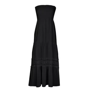 Vue détaillée d'une robe longue noire sans bretelles avec bordure en dentelle crochetée