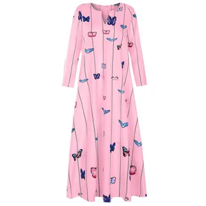 Vue détaillée d'une robe rose à col en V avec des imprimés élégants de papillons.