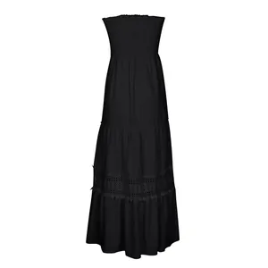 Vue détaillée d'une robe longue bohème noire sans bretelles avec détails en dentelle