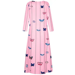 Vue arrière d'une robe longue rose avec imprimé papillon vintage et manches longues.