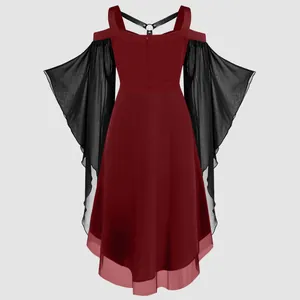 Gotische bordeauxrode maxi-jurk met zwarte mesh uitlopende mouwen en onregelmatige zoom.