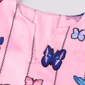 Détail de l'encolure en V avec motifs de papillons colorés sur ce tissu rose