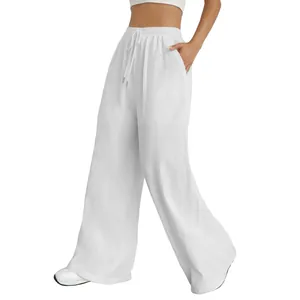 Detailansicht der weißen weiten Hose mit elastischem Kordelzugbund und Seitentaschen.