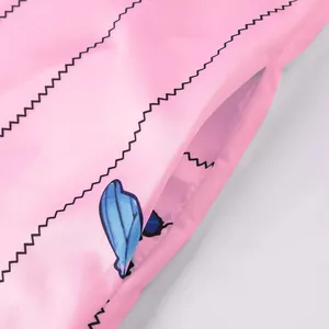 Gros plan sur la poche latérale d'une robe rose vintage à imprimé papillon