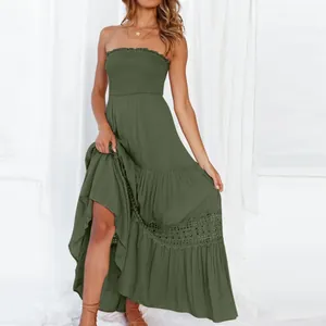 Détail d'une robe longue bohème vert olive sans bretelles avec ourlet à dentelle étagé