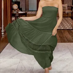 Robe maxi bohème vert olive sans bretelles avec d'élégants détails en dentelle au crochet