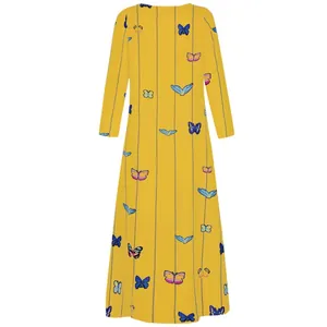 Vue arrière détaillée d'une robe longue jaune à manches longues et motifs papillons