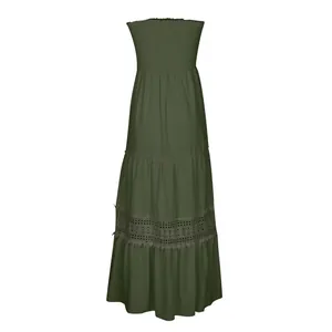 Vue détaillée d'une robe longue bohème vert olive sans bretelles avec dentelle