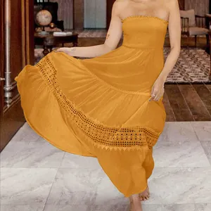 Robe longue bohème bustier orange avec des détails de bordure en dentelle fine.