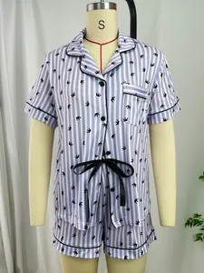 Ensemble pyjama deux pièces à rayures violettes et blanches avec imprimé couronne