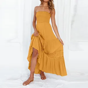 Vue détaillée d'une robe longue jaune moutarde bohème avec empiècements en dentelle élégante