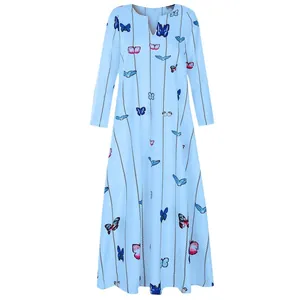 Détail d'une robe vintage bleu clair à imprimé papillon avec un décolleté en V
