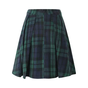 Detalle de la vista trasera de falda plisada a cuadros verde y azul con cintura alta y cremallera