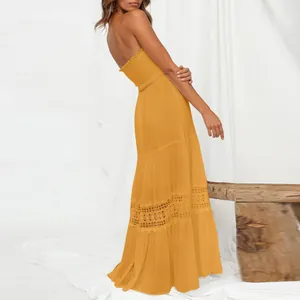 Vue détaillée d'une robe maxi bohème jaune moutarde sans bretelles avec dentelle