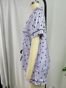 Vue latérale d'un ensemble de pyjama à rayures violettes avec motif couronne pour femme.