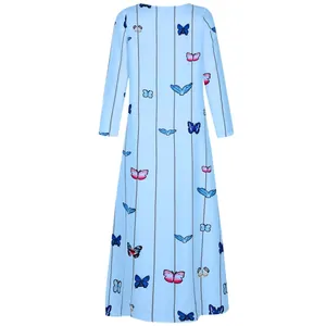 Vue arrière d'une robe longue bleu clair à manches longues et imprimé papillons.