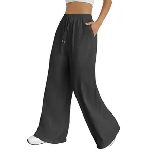 Detail einer Damen-Freizeithose mit Kordelzug, elastischem Bund und weitem Bein