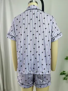 Vue arrière d'un ensemble pyjama rayé violet pour femme avec imprimé couronne sur mannequin