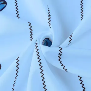 Détail macro d'un tissu de robe blanc de haute qualité avec des lignes en zigzag et papillons