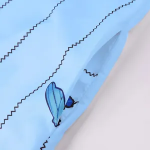Détail en gros plan de la construction de la poche latérale sur une robe bleue à papillons