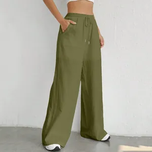 Detailansicht einer olivgrünen weiten Hose mit Kordelzug und elastischem Bund für Damen