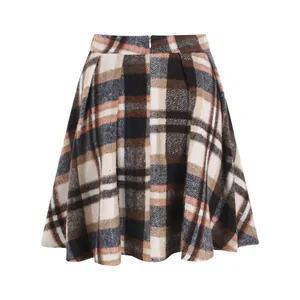 Vista detallada de minifalda escocesa retro de talle alto con pliegues mujer