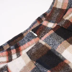 Detalle de la cremallera invisible y el tejido de lana a cuadros de la falda retro