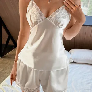 Elegante set pigiama in raso bianco con canotta in pizzo e pantaloncini per donna
