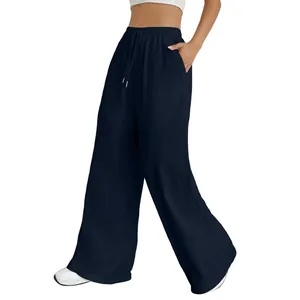 Model trägt marineblaue weit geschnittene Freizeithose mit bequemem Kordelzug-Gummibund
