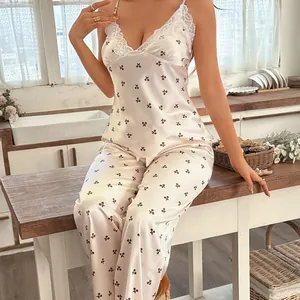 Elegante set pigiama in raso con stampa a ciliegia per donna con canotta in pizzo e pantaloni