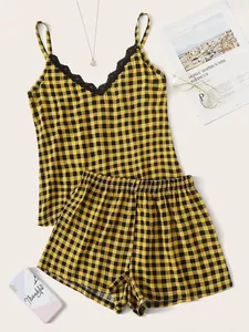 Set pigiama a quadretti gialli e neri con canotta con scollo a V in pizzo e pantaloncini