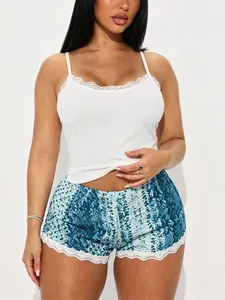 Detailansicht des Damen-Pyjama-Sets mit weißer Spitze und blauen Shorts im Schlangenmuster