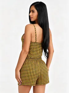 Vista posteriore dettagliata del sexy set pigiama scamiciato a quadretti giallo e nero