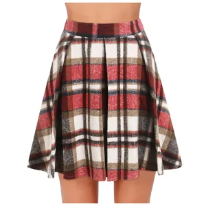 Vista frontal detallada de una minifalda plisada de cuadros rojos y blancos para mujer retro