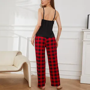 Conjunto de pijama de dos piezas para mujer con top negro y pantalón de cuadros rojos