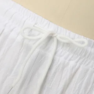 Detailansicht des weißen elastischen Bunds mit Kordelzug an der strukturierten Freizeithose