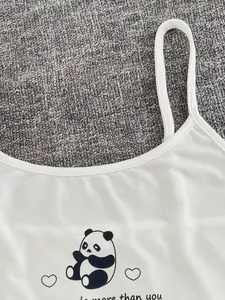 Dettaglio macro del top del pigiama bianco con spalline sottili e stampa di panda