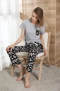 Comfortable women's two-piece floral pajama set with short-sleeved top and long pants