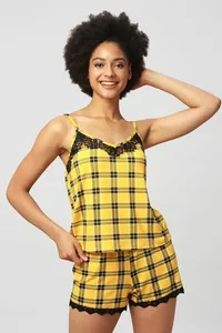 Set pigiama da donna a quadri gialli con bordo in pizzo nero e pantaloncini estivi