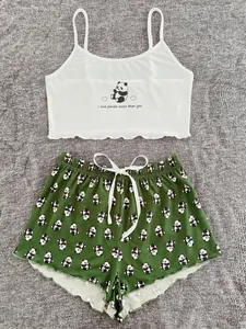 Dettaglio del set pigiama due pezzi da donna con canotta bianca e pantaloncini verdi.