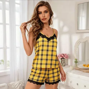 Set pigiama scozzese giallo da donna con pizzo nero, canotta e pantaloncini da notte.