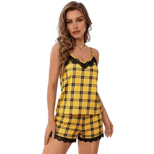 Sexy pigiama due pezzi da donna giallo a quadri con bordo in pizzo nero e spalline.